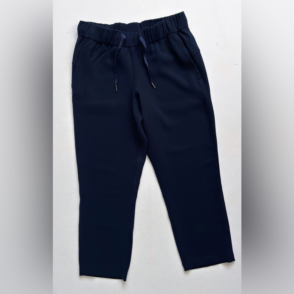 Lululemon On The Fly Crop 23" True Navy Sz 4 drawstring pocket travel W6AV6S - Picture 4 of 7